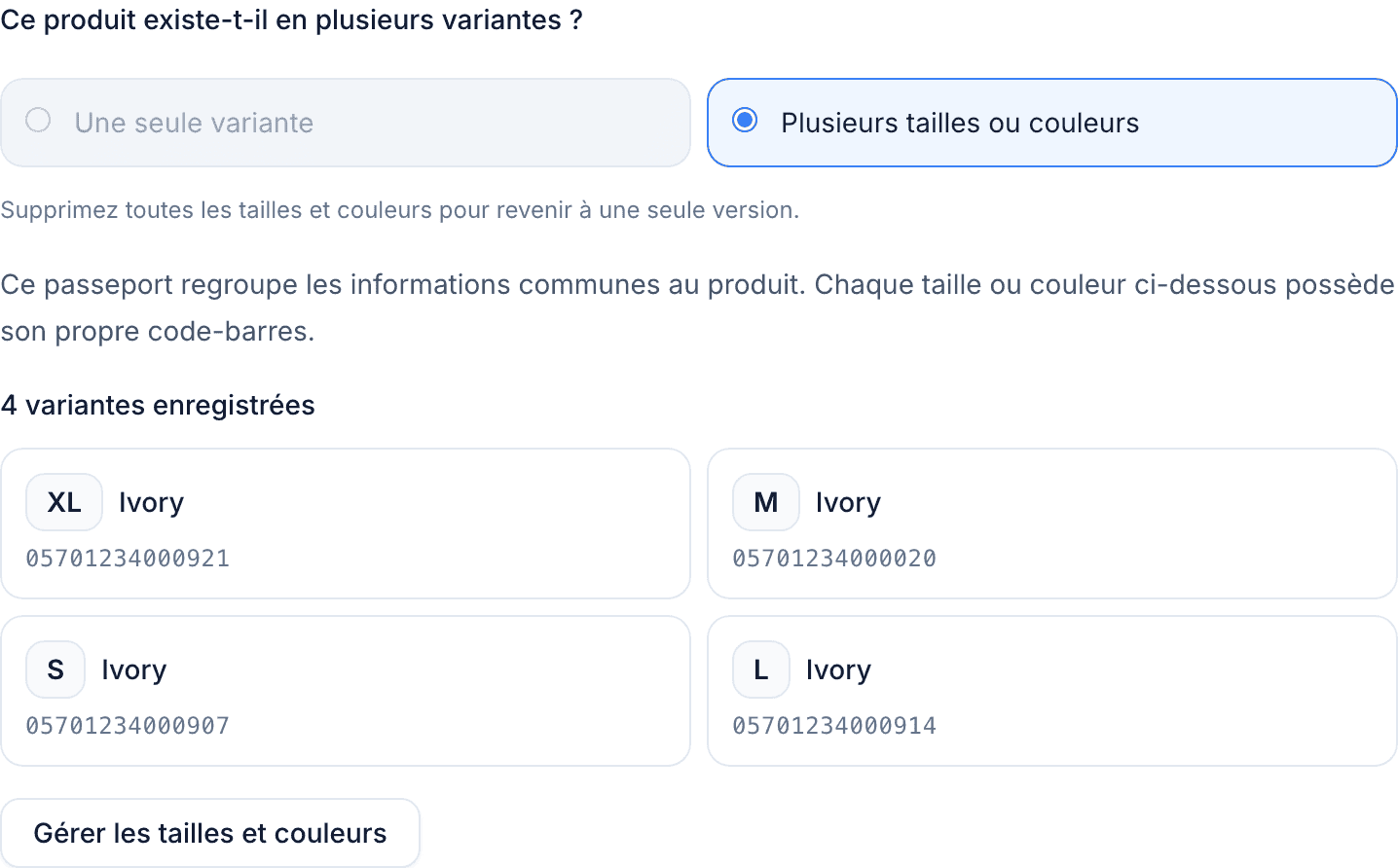 Informations de base pour un produit à quatre tailles : Une seule variante grisée au-dessus de la mention Supprimez toutes les tailles et couleurs pour revenir à une seule version, la mention sur les informations communes, quatre variantes enregistrées affichées comme des cartes équivalentes, et le bouton Gérer les tailles et couleurs.
