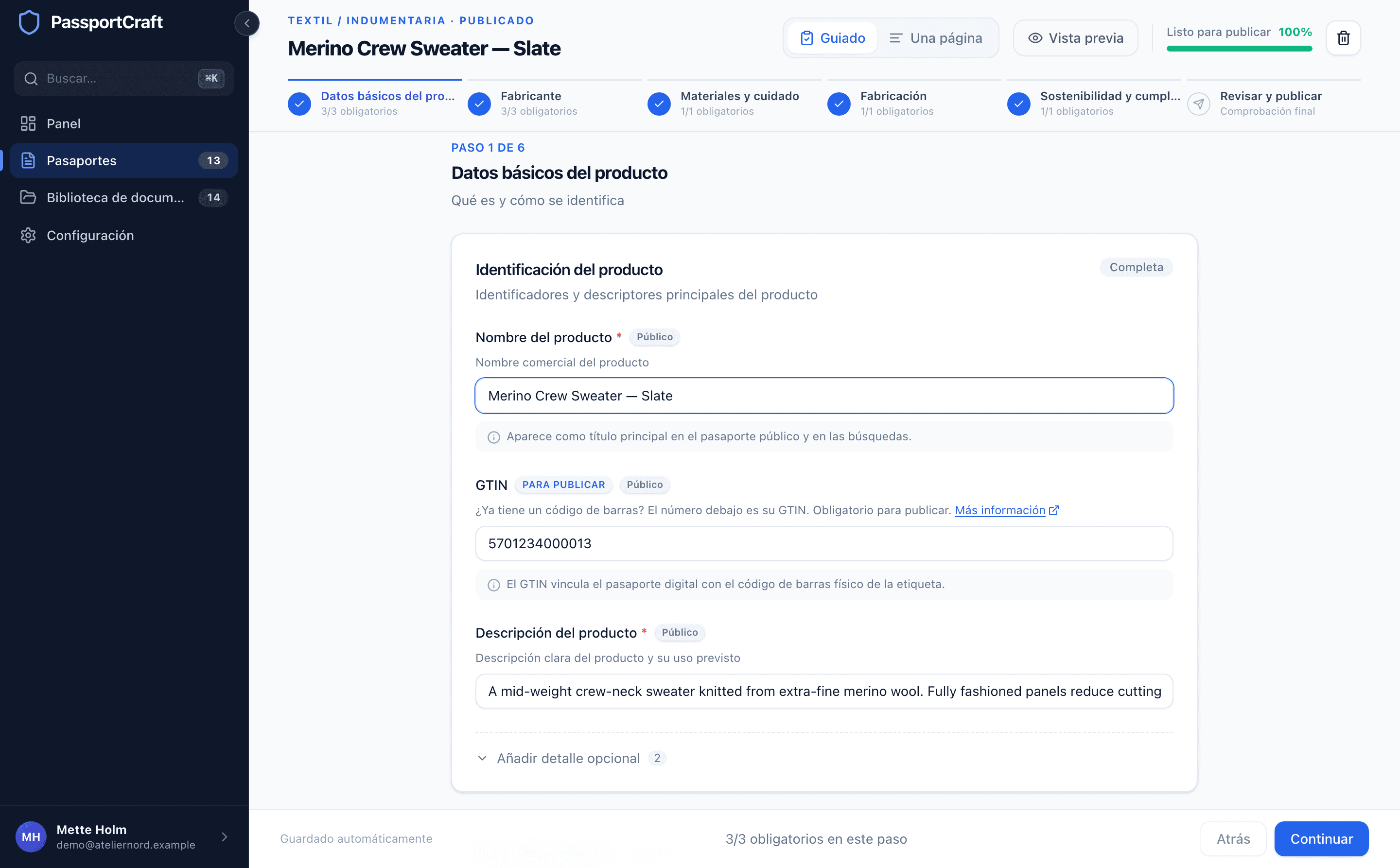 El editor de pasaportes en la vista Guiada, mostrando el conmutador de vista, el medidor de cumplimentación, la navegación por capítulos y el paso Datos básicos del producto.