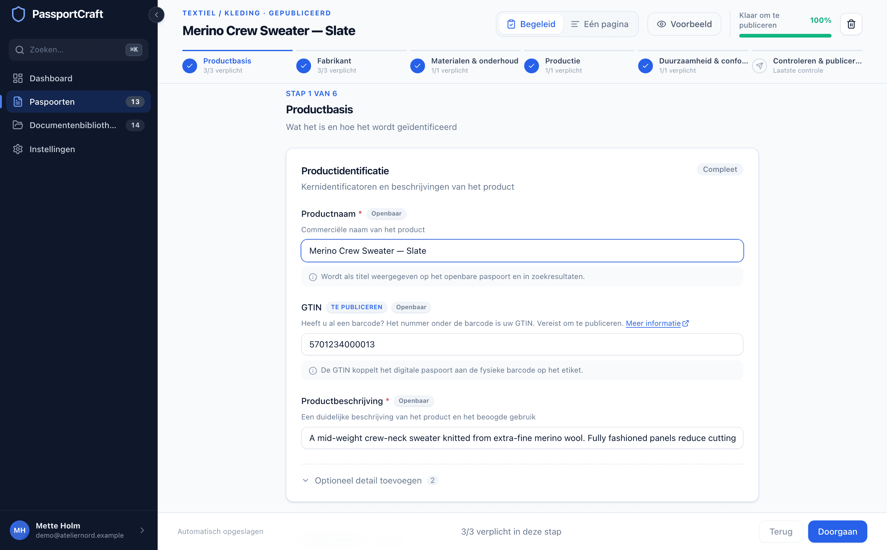 De paspoort-editor in de weergave Begeleid, met de weergaveschakelaar, de volledigheidsmeter, de hoofdstuknavigatie en de stap Productbasis.