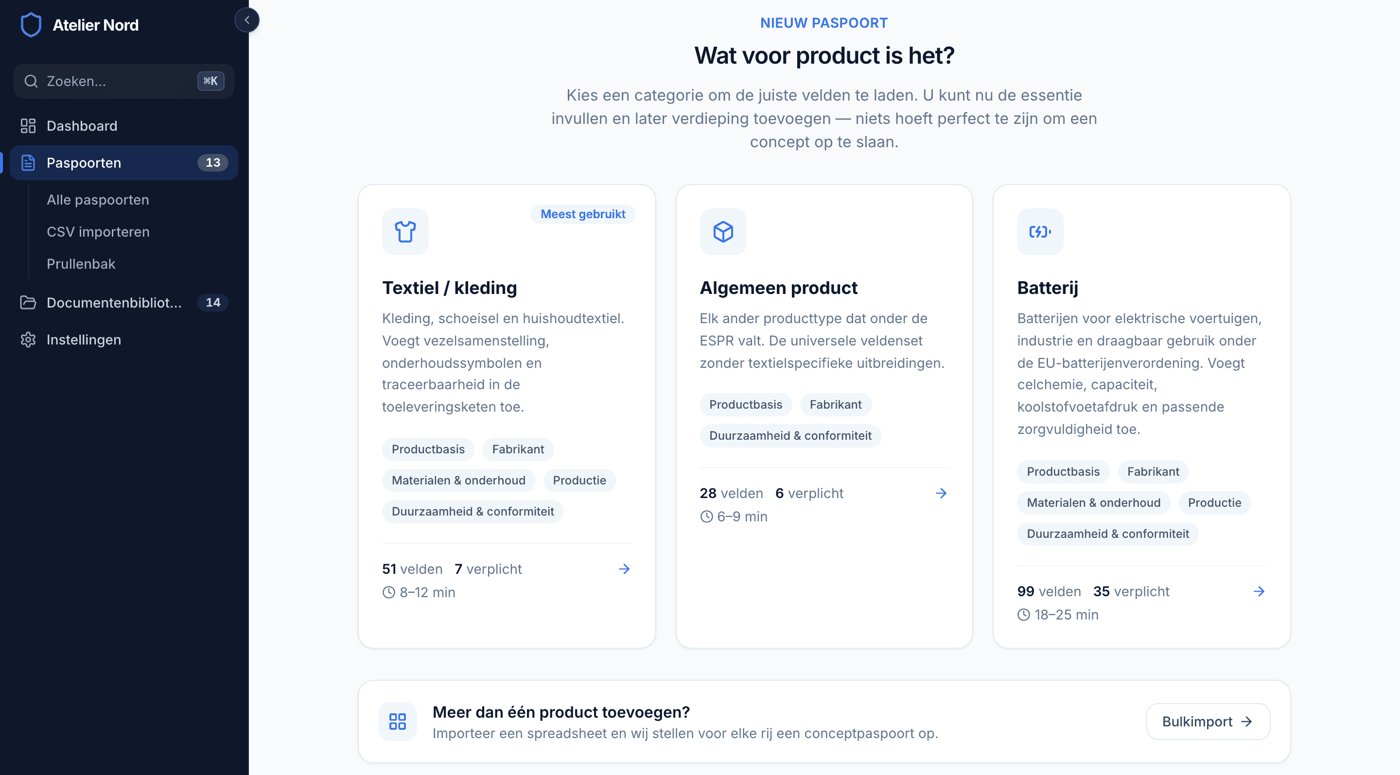De categoriekiezer met de vraag Wat voor product is het?, met de kaarten Textiel / kleding, Algemeen product en Batterij die veldtellingen, verplichte aantallen en tijdsindicaties tonen, en de optie Bulkimport eronder.