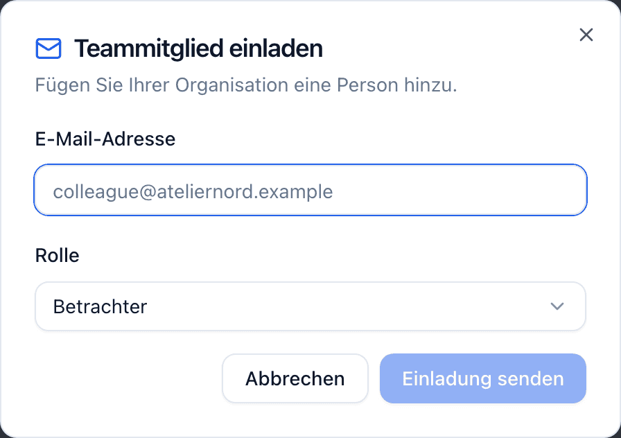 Der Dialog Teammitglied einladen mit einem Feld für die E-Mail-Adresse, einer auf Bearbeiter eingestellten Rollenauswahl und einer Schaltfläche Einladung senden.