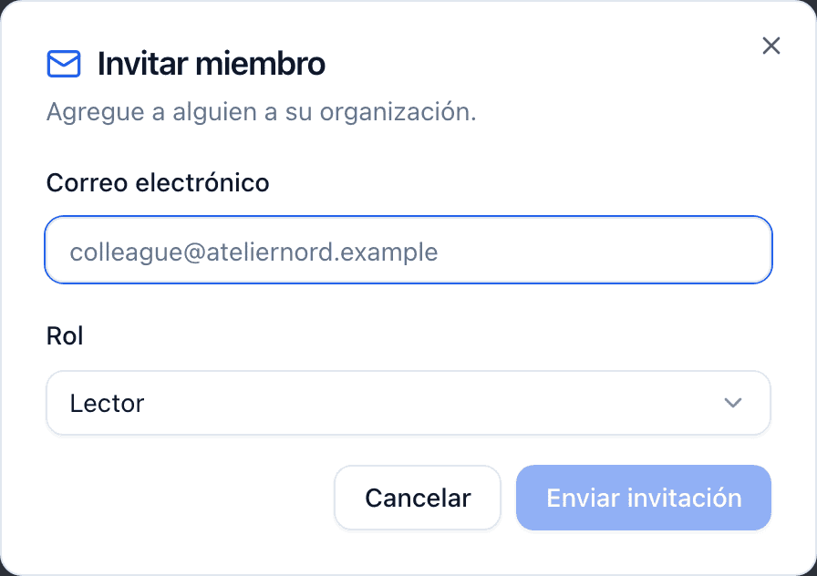 El cuadro de diálogo Invitar a un miembro del equipo con un campo de dirección de correo, un desplegable de Rol fijado en Editor y un botón Enviar invitación.