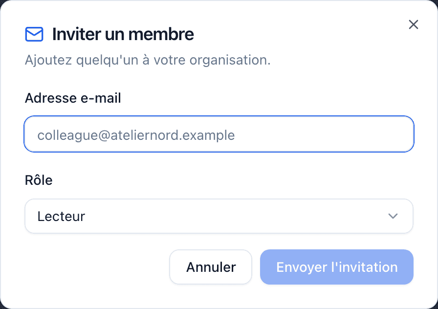 La boîte de dialogue Inviter un membre d'équipe avec un champ d'adresse e-mail, un menu déroulant Rôle réglé sur Éditeur, et un bouton Envoyer l'invitation.