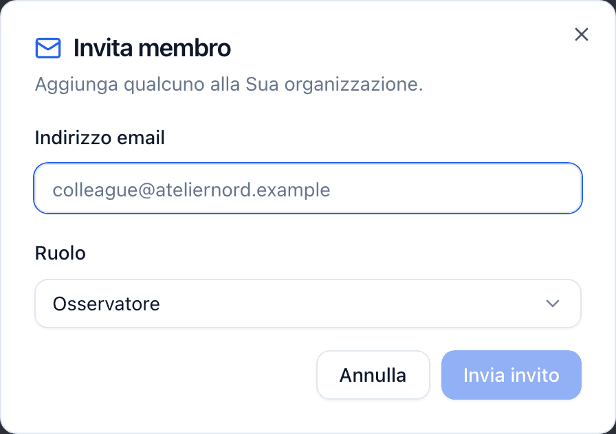 La finestra di dialogo Invita un membro del team, con un campo per l'indirizzo email, un menu a tendina Ruolo impostato su Visualizzatore e un pulsante Invia invito.