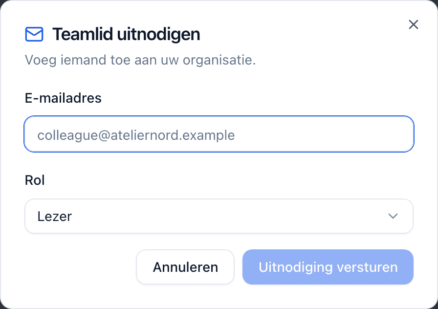 Het dialoogvenster Teamlid uitnodigen met een veld voor het e-mailadres, een menu Rol ingesteld op Redacteur, en een knop Uitnodiging versturen.