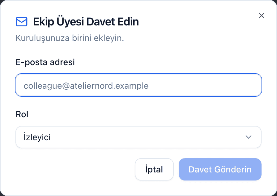 Bir e-posta adresi alanı, Editör olarak ayarlanmış bir Rol açılır menüsü ve Davet Gönder düğmesi bulunan Ekip Üyesi Davet Et iletişim kutusu.
