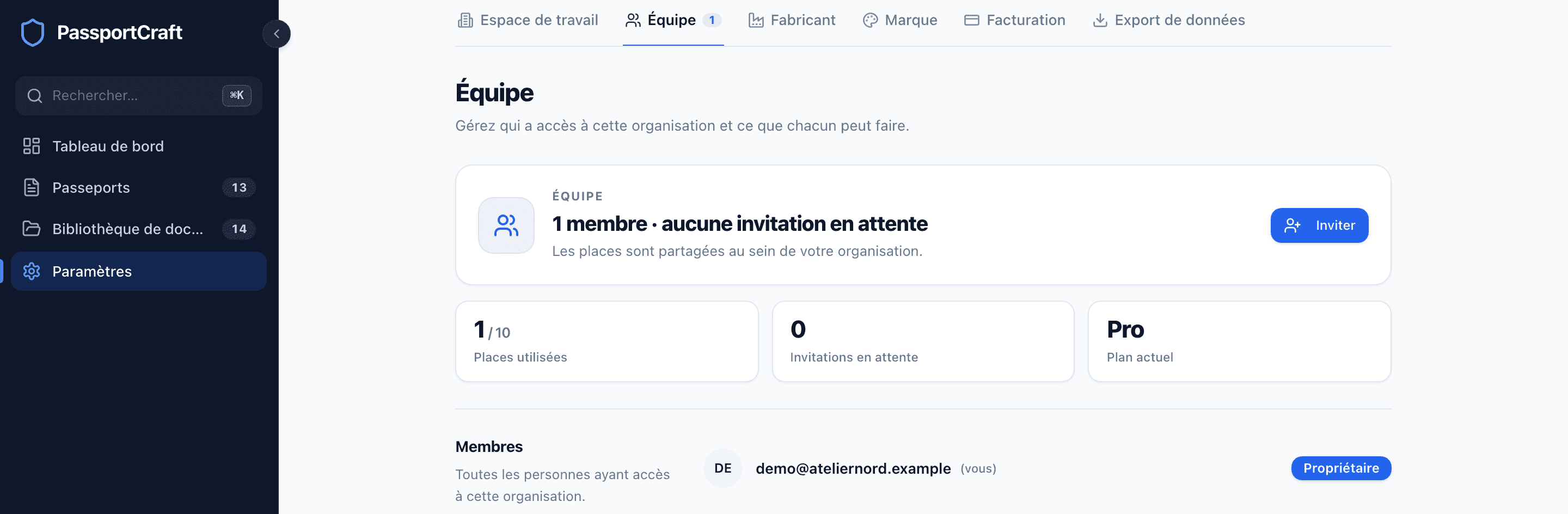 L'onglet Équipe affichant les onglets de paramètres, un récapitulatif d'utilisation des places avec un bouton Inviter, et la liste des membres.